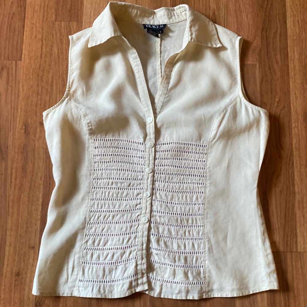 Cream colored sleeveless linen blouse. Embroidered crochet detailing, ladies L.